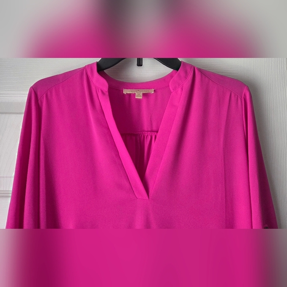 Gibson Latimer V-Neck Roll-Tab Tunic in Fuchsia Size M - Picture 3 of 12